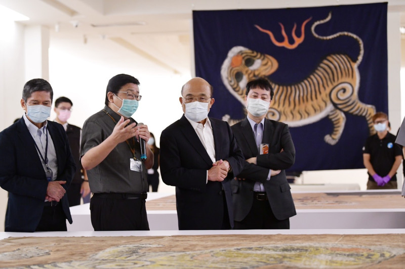 行政院長蘇貞昌（右2）今（4）天參訪台博館。   圖：行政院提供