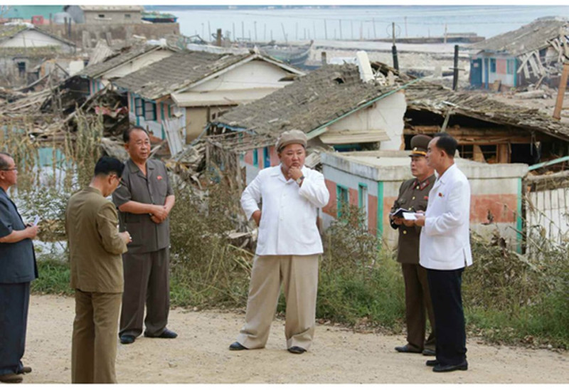 梅莎颱風在北韓造成災情，領導人金正恩（右3）5日視察災區，並開除咸鏡南道黨委書記。   （圖取自勞動新聞網頁rodong.rep.kp）