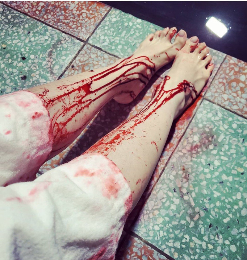 蔡依林深夜突上傳一張雙腿血流成河的照片，嚇壞無數粉絲。   圖：翻攝自蔡依林IG