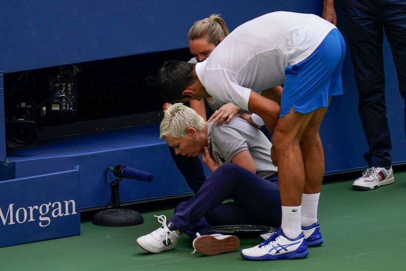 世界球王Novak Djokovic大力擊球結果不慎的打中場邊女線審，導致後者受傷，美網裁判組當下決定他這場比賽判負，並且大會也決定對其罰款。   圖／美聯社／達志影像