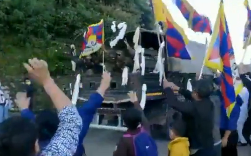 藏人踴躍參軍受到當地人夾道歡迎   圖:擷取自Youtube