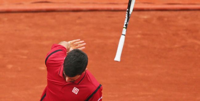 世界球王Novak Djokovic摔拍曾差點打中線審。   圖：美聯社／達志影像
