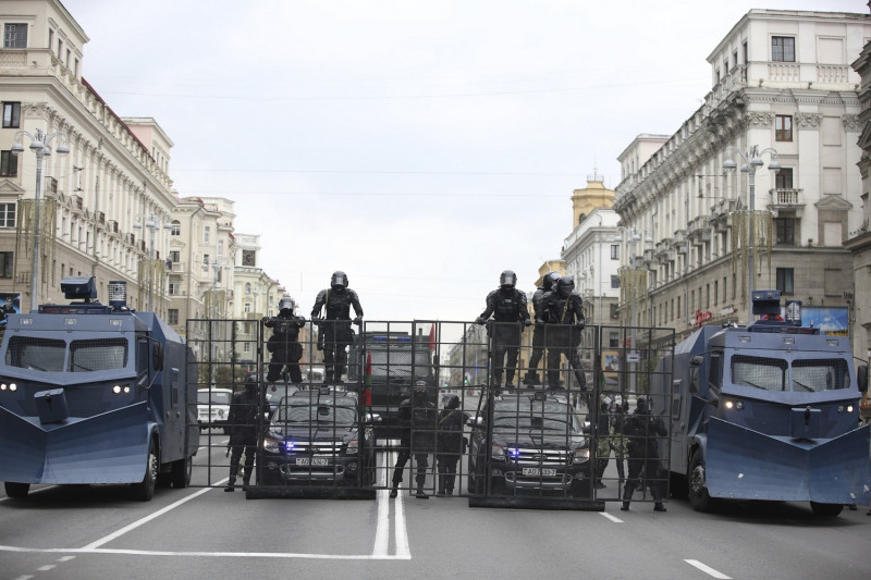 白俄羅斯出動裝甲車及武裝鎮暴警力，試圖鎮壓抗議民眾。   圖：達志影像／美聯社