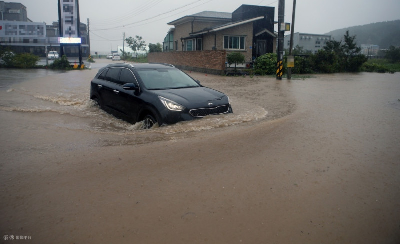 海神帶來大雨，釜山、蔚山、大邱地區多處路段積水難行。   圖：翻攝自澎湃新聞