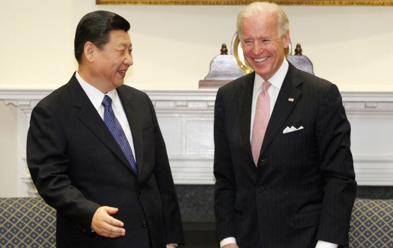 美媒報導曾指出，拜登在副總統任內，公開笑稱要中國國家主席習近平幫他登大位。   圖：美聯社/達志影像