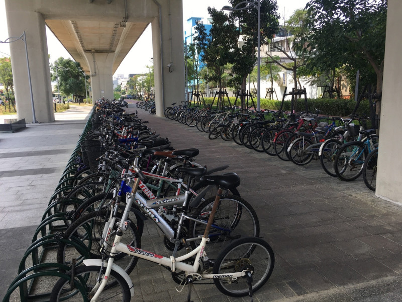 栗林車站周邊停滿自行車，代表的確有增設iBike站點的需求。   市議員周永鴻/提供