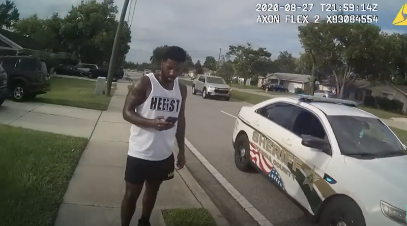 一名28歲黑人男子約瑟夫・格里芬（Joseph Griffin)因特徵與嫌疑犯相符遭到警方攔下帶回。   圖：翻攝自10 Tampa Bay YouTube