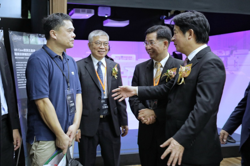 副總統賴清德8日找台北科技大學校友、在偏鄉教小孩木藝的王嘉納老師一起參加母校的木藝中心揭幕活動。   圖：總統府／提供