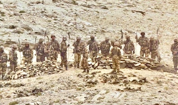 中國解放軍在熱藏拉以北的山脊上，手持突擊槍與關刀、長矛等中世紀武器，嗆聲印度軍隊。   圖：翻攝自Eternal Traveller推特