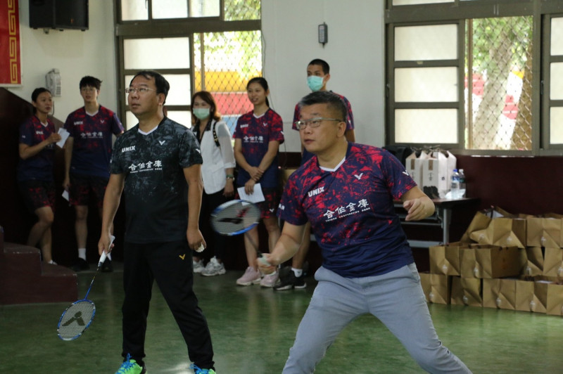 蔡其昌、謝志忠合作與羽球名將對打。   蔡其昌辦公室/提供