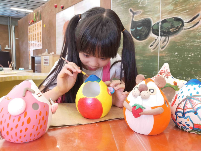 「兒童體驗室」有多款素坯壓克力彩繪、輕質土捏塑，提供 4-10歲小朋友體驗玩陶樂趣。    圖：王峻昌／攝