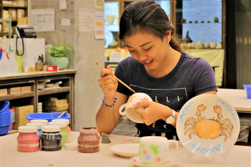 10歲以上的民眾可以參加「陶藝研習室」的釉下彩繪體驗。    圖：王峻昌／攝