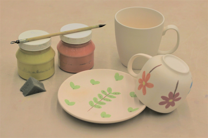 「陶藝研習室」素坯造形有咖啡杯盤組、馬克杯、盤，輕鬆就能完成美麗實用兼俱的作品。   圖：王峻昌／攝