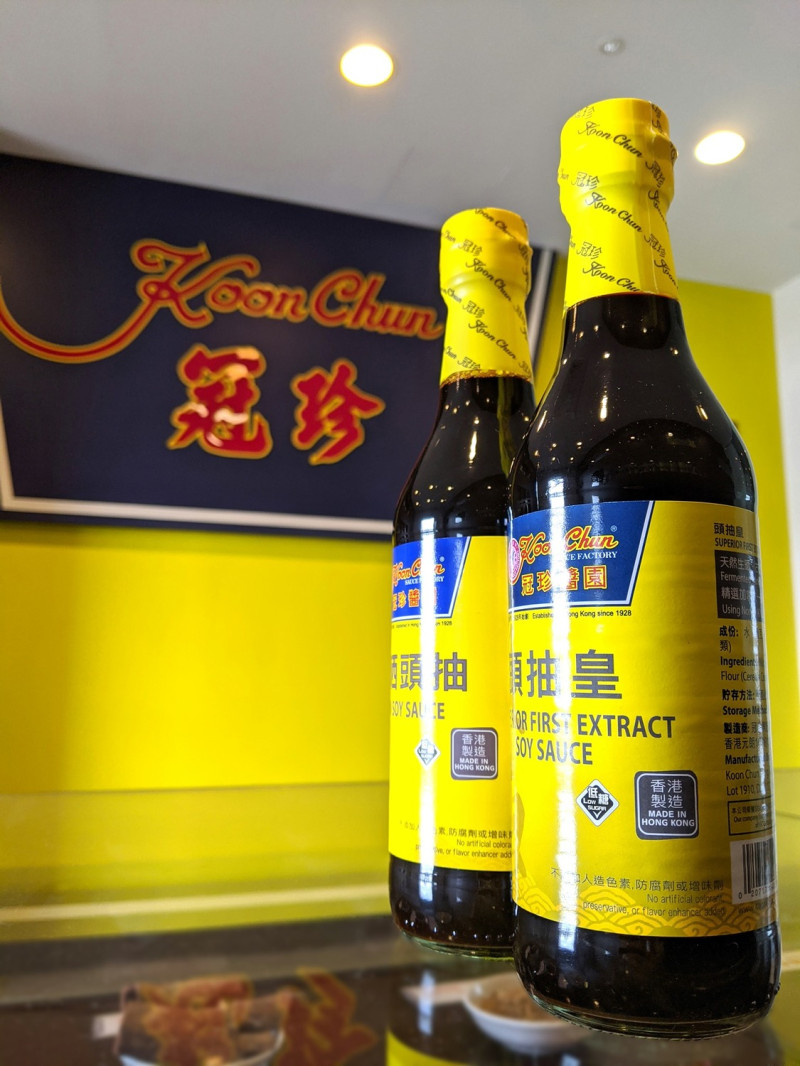 香港老牌醬油公司「冠珍醬園」產品瓶身上，原本有大大的「香港製造」4個字。   圖：翻攝自冠珍醬園臉書