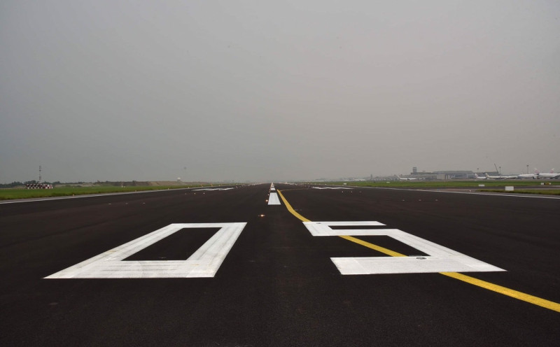 桃園機場北跑道刨鋪作業驗收完工，10日上午10時正式開放使用。    圖：機場公司／提供
