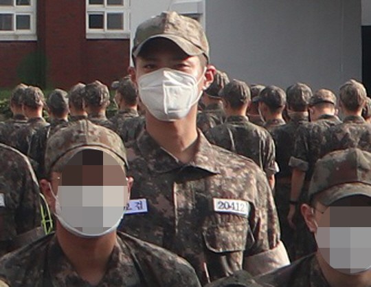 韓國海軍公開朴寶劍訓練的照片，引發粉絲討論。   圖：翻攝自韓網