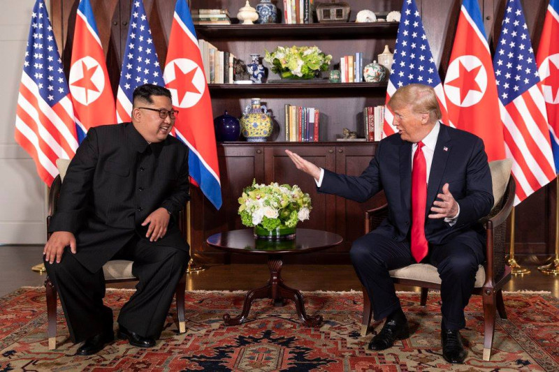 美國總統川普（右）2018年6月，在新加坡首度會晤朝鮮領導人金正恩，雙方相談甚歡，如今爆出金正恩把處決姑丈細節全說給川普聽。   圖：翻攝自美國白宫臉書
