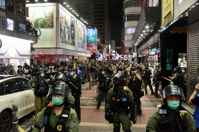 加拿大智庫最新世界經濟自由度報告，香港蟬聯冠軍，但以往充滿觀光客的名牌商店街頭，如今卻滿是全副武裝的港警，顯得格外諷刺。   圖：翻攝自香港警察臉書