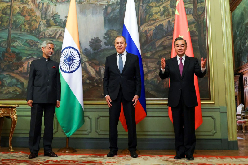 印度外長蘇杰生（左）、中國外長王毅（右）在莫斯科會面，兩人中間為俄羅斯外長拉夫洛夫。   圖：達志影像／美聯社