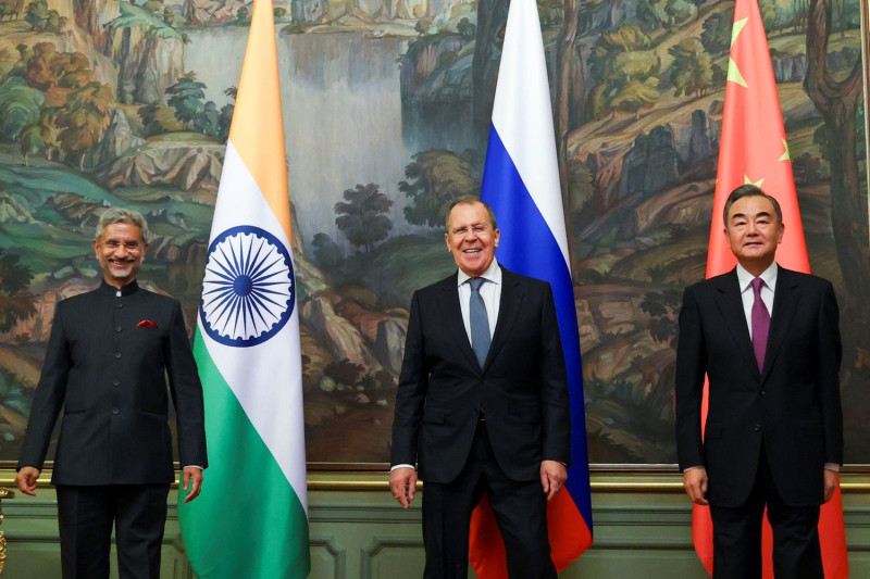 印度外長蘇杰生（左）、中國外長王毅（右）在莫斯科會面，兩人中間為俄羅斯外長拉夫洛夫。   圖：達志影像／美聯社
