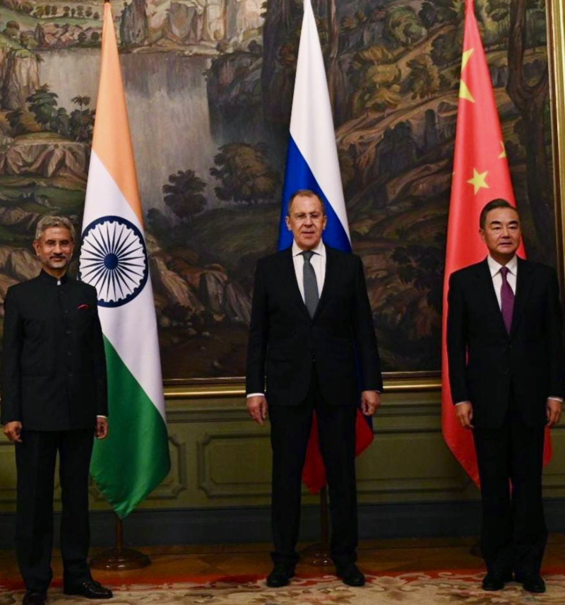 印度外長蘇傑生（左起）前往莫斯科，會晤俄羅斯外長拉夫羅夫與中國外長王毅，只秀3人合照，不秀與王毅的雙人照。   圖：翻攝自蘚傑生推特
