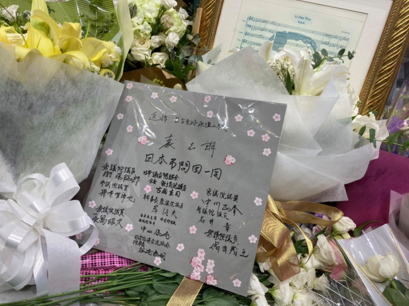 前日本首相森喜朗8月率團親赴台北賓館弔唁前總統李登輝，並獻上鮮花表達哀思之意。   圖：取自日本台灣交流協會臉書