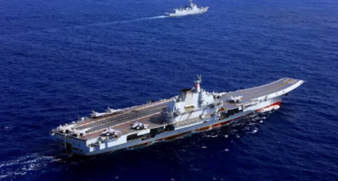 中國日前不僅派遣「遼寧號」航母艦隊駛經日本沖繩近海，更於台灣附近海域進行演習，造成台海局勢緊張升溫。圖為「遼寧號」。   圖：翻攝自網路