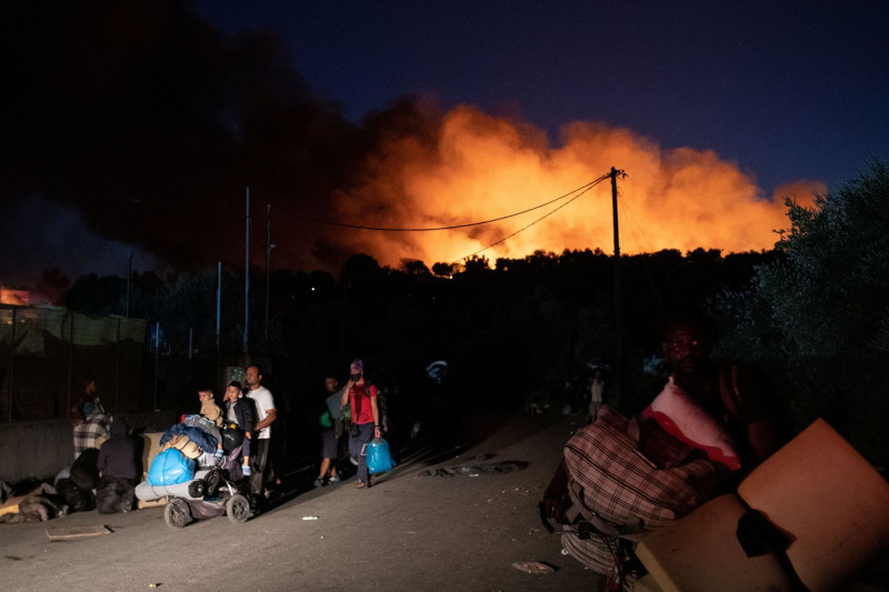 希臘列斯伏斯島（Lesbos）最大的難民營「摩利亞難民營」（Moria Camp）9日發生2起大火，造成1.2萬名難民被迫撤離。   圖：達志影像/路透社