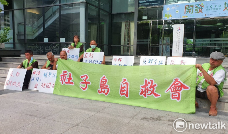 社子島自救會抗議反對區段徵收，但台北市長柯文哲從另外的入口進入，雙方並未碰面。   圖：周煊惠 ／攝