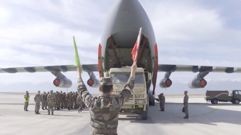中國運20運輸機載運解放軍與裝備前往俄羅斯高加索地區參與聯合演習。   圖 : 翻攝自央視軍事