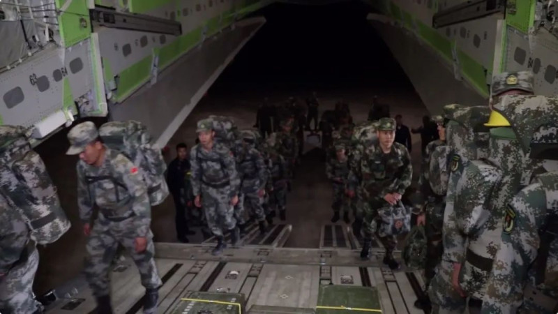 解放軍步行登上運20運輸機。   圖 : 翻攝自央視軍事