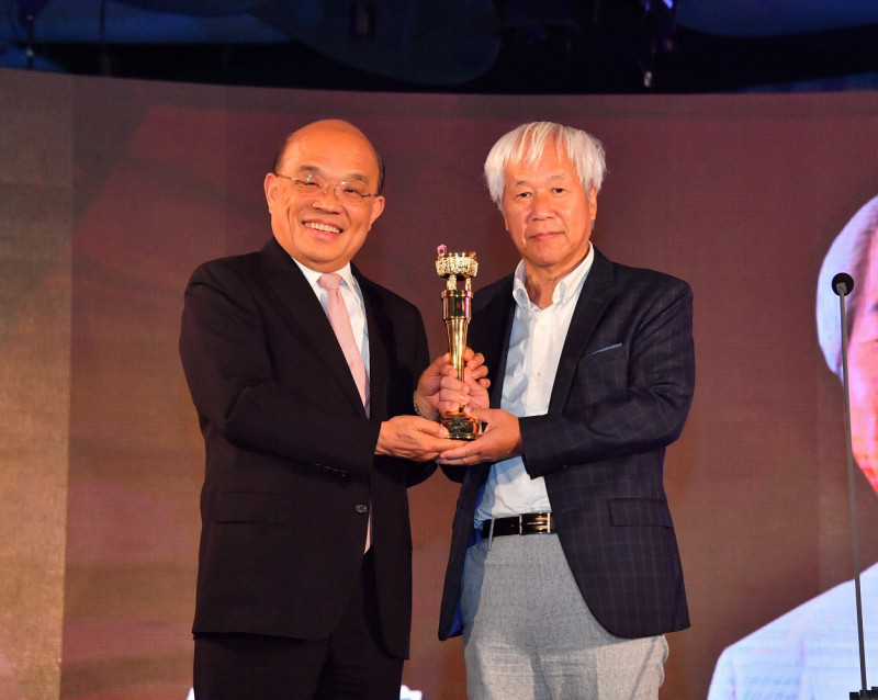 行政院長蘇貞昌今（11）日出席「第44屆金鼎獎頒獎典禮」並頒發「特別貢獻獎」予城邦媒體集團執行長何飛鵬。   圖：行政院提供