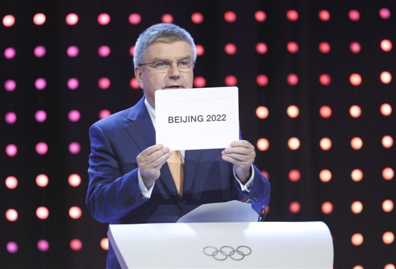 美國聯邦參議員史考特11日投書華盛頓郵報表示，基於中共嚴重侵害人權，國際奧委會應取消北京主辦2022年冬季奧運資格。圖為國際奧會主席巴赫宣布北京獲得2022年冬季奧運舉辦權。（中新社）   
