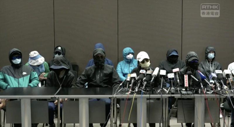 大部分的家屬也選擇身穿連帽外套、佩戴墨鏡口罩等方式保護身份。   圖：截取自《香港電台視像新聞》臉書