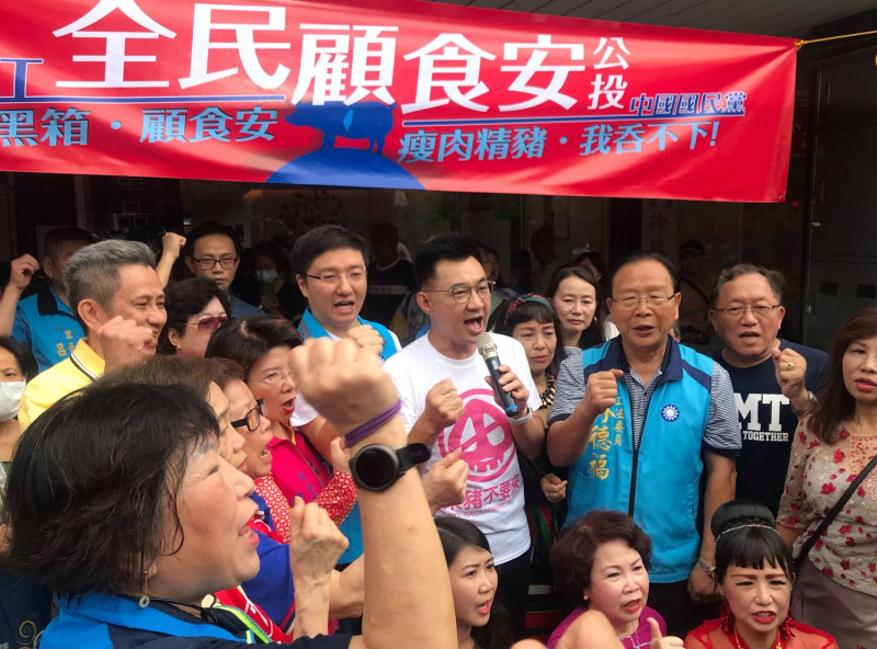 國民黨主席江啟臣上午到新北市中和推動反美豬公投連署。   圖：國民黨新北市黨部提供