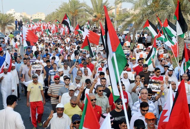 巴勒斯坦於昨日上街抗議以色列與巴林關係正常化。   圖：翻攝自burthdaykake 推特