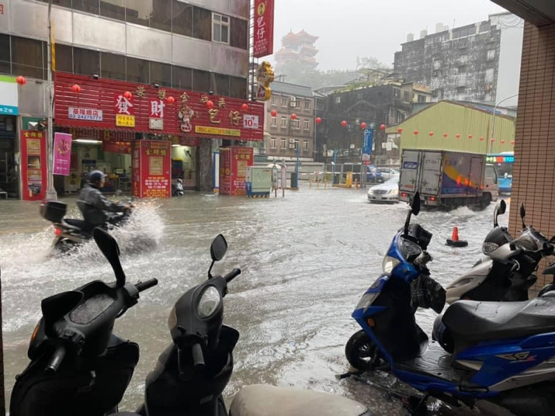機車騎士在淹水路段只能慢慢行駛。   圖：翻攝自陳曉萍臉書
