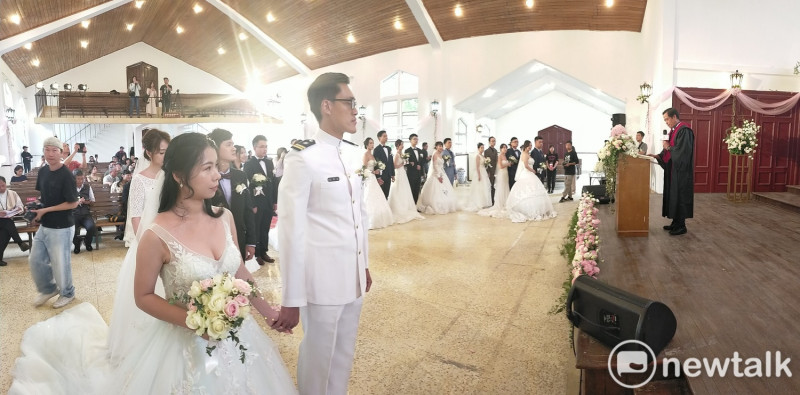 12對新人參加台灣首度在最高海拔耶穌堂舉行的雲端上婚禮。   唐復年/攝