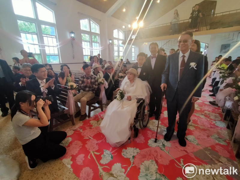 已結褵64年的蔡校長夫婦是婚禮中的焦點。   唐復年/攝
