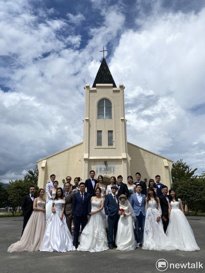 12對新人參加台灣首度在最高海拔耶穌堂舉行的雲端上婚禮。   唐復年/攝