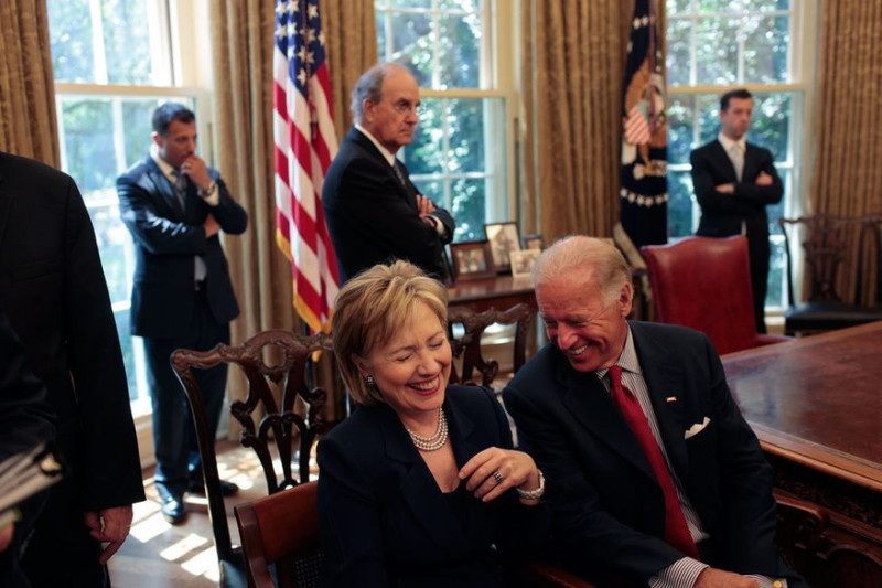 曾一起在白宮共事的總統候選人拜登（前排右起）與前國務卿希拉蕊頗有交情。   圖：翻攝拜登臉書