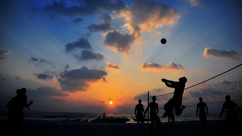 和隊友組隊，在夕陽下打沙灘排球，盡情揮灑汗水。   圖：翻攝自大鵬灣帆船生活節官網