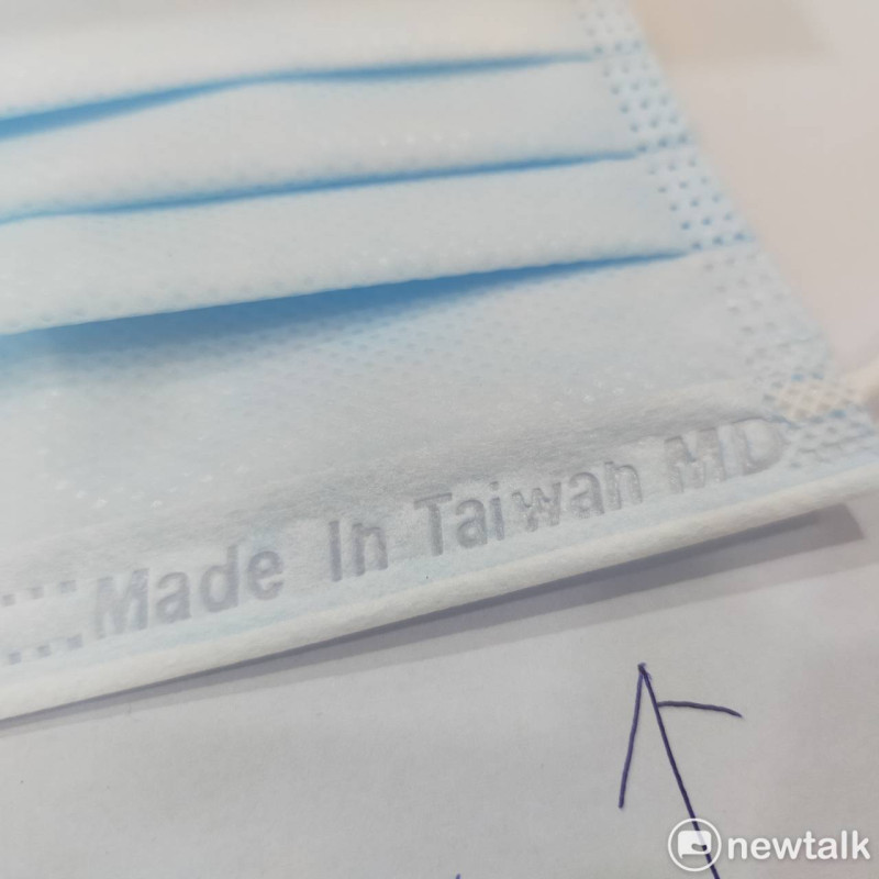 9/17起國內醫用口罩必須逐片標示MD（醫用，Medical Device縮寫）及Made In Taiwan（台灣製造）字樣防偽。   圖：林昀真/攝