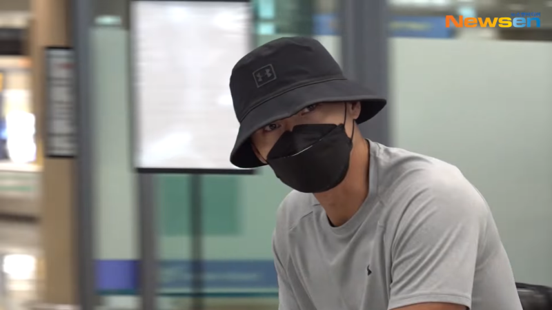 從約旦返韓的玄彬皮膚變黝黑，頭戴黑帽和口罩現身機場。   圖：截圖自YouTube뉴스엔· NewsenTV·KOREA Entertainment news