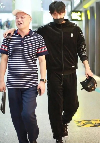 黃子韜(右)父親黃忠東(左)生前很疼愛兒子，甚至為了讓兒子從韓國回到中國發展，不惜為兒子創辦龍韜娛樂，跨足娛樂經紀產業。   圖：翻攝微博
