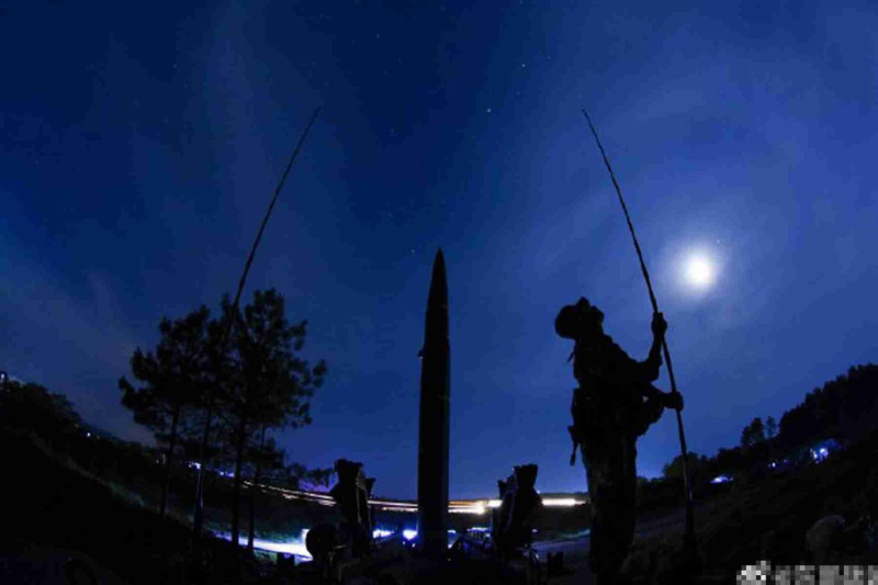 中國解放軍「火箭軍」近日在夜間展開突擊演練。   圖：取自多維新聞網