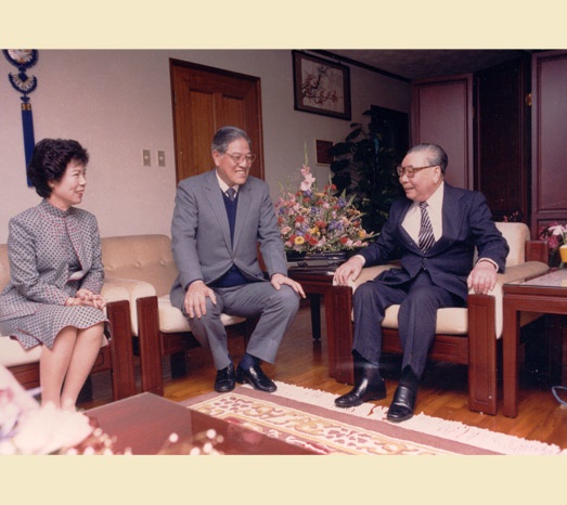 1984年3月22日蔣經國總統蒞臨大安住所致賀李登輝當選副總統。   圖：總統府／提供