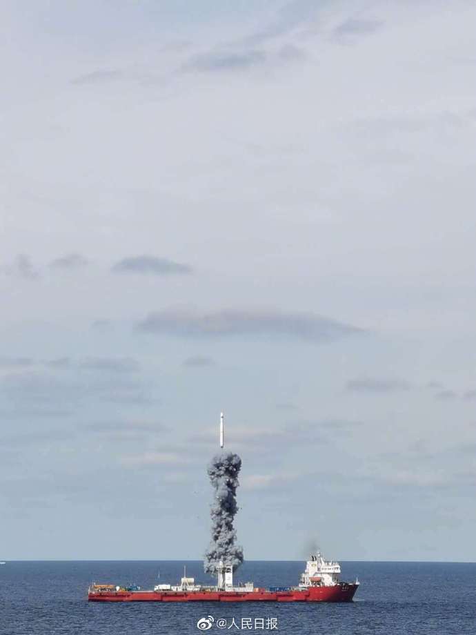 中國官媒《人民日報》報導，今（15）日上午在黃海海域發射長征十一號運載火箭，將數顆衛星送至太空軌道。   圖：翻攝自人民日報臉書