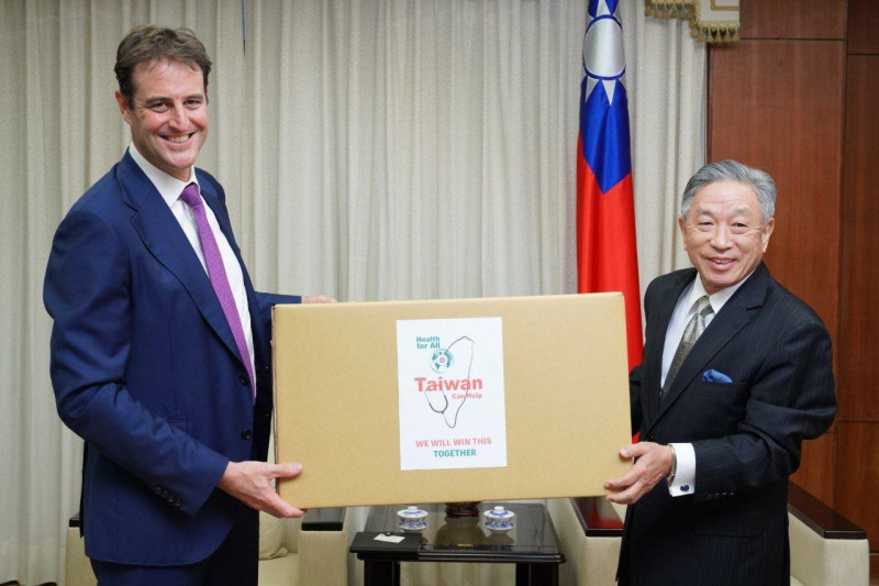 外交部政務次長田中光（右）代表台灣政府捐贈澳方防疫口罩50萬枚，由澳洲辦事處代表高戈銳（Gary Cowan）代表（左）澳方接受。   圖：外交部提供