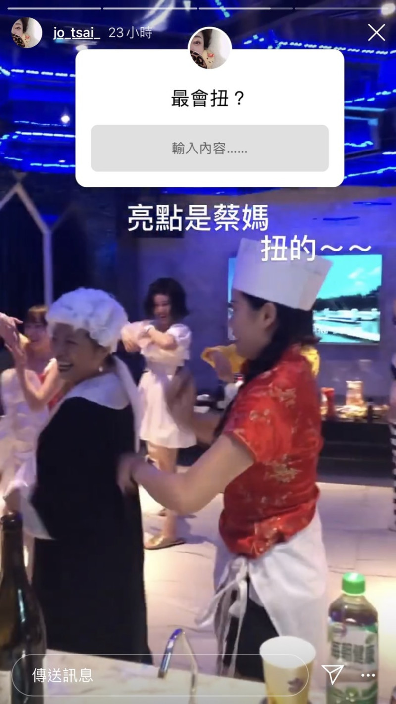 蔡依林媽媽扮起蔡依林《怪美的》MV中的法官。   圖：翻攝Instagram